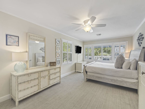 Classic Isle of Palms Bungalow 2 blocks to the beach with private pool